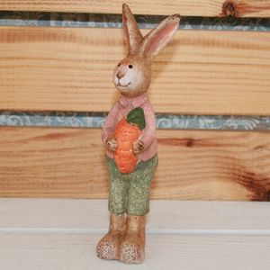 Hasen-Junge mit Karotte