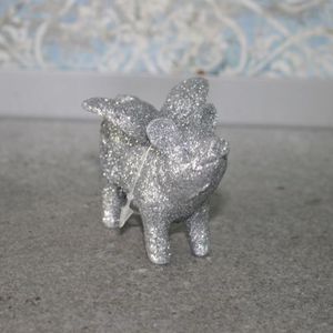 Glücks-Schwein Flügel stehend